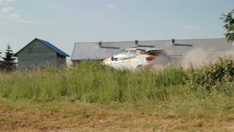 Coche-De-Rally-A-La-Deriva-En-Toma-De-Tierra-En-Cámara-Lenta-120-Fps-4k-En-Canon-C70