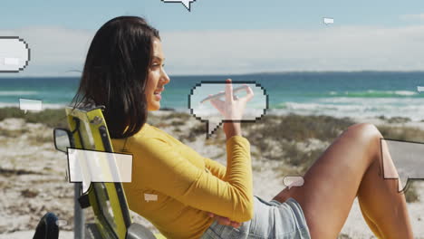 animación de las reacciones de las redes sociales sobre una mujer caucásica feliz con un teléfono inteligente en la playa