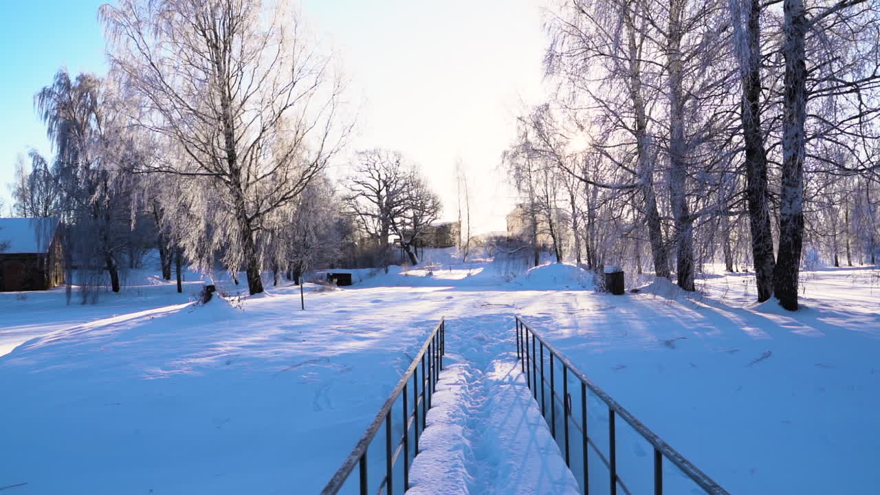 시골 농장으로 이어지는 눈으로 덮인 작은 다리, 위로 기울기