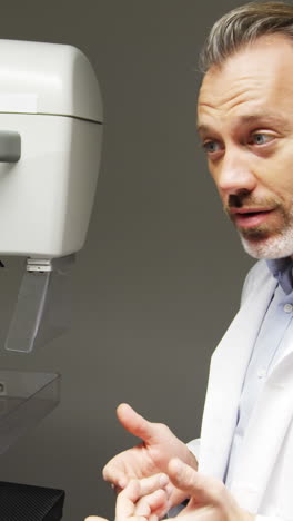 médico y colega interactuando entre sí