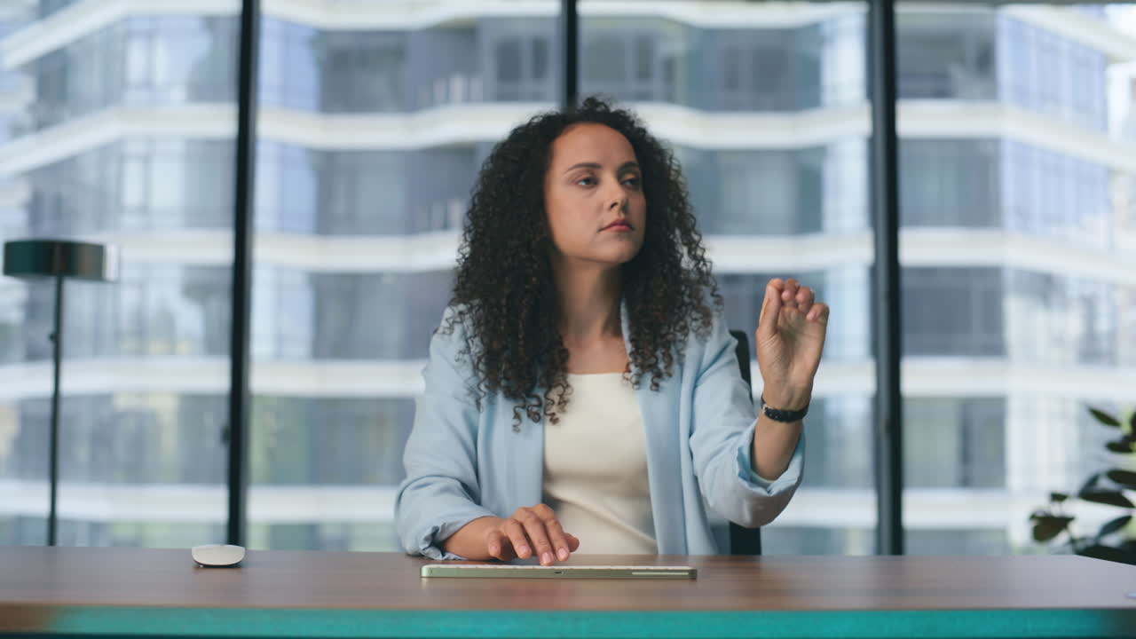 una chica creativa escribiendo deslizando una interfaz invisible en primer plano. concepto del metaverso