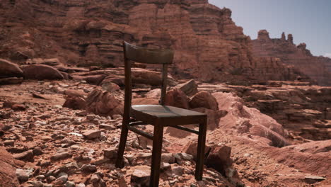 Alter-Holzstuhl-Auf-Felsen-Des-Grand-Canyon