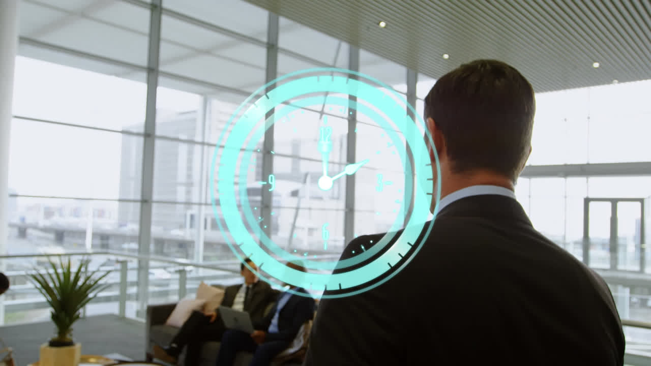 animación del reloj sobre la vista trasera de un hombre de negocios caucásico caminando por la oficina