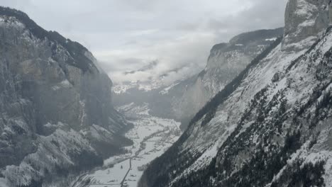 Drohnenantenne-Von-Lauterbrunnen,-Umgeben-Vom-Berg-Eiger-In-Den-Schweizer-Alpen