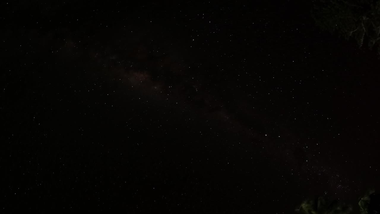 de cielo oscuro interrumpido por el brillo de las estrellas y el movimiento de las nubes