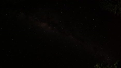 de cielo oscuro interrumpido por el brillo de las estrellas y el movimiento de las nubes