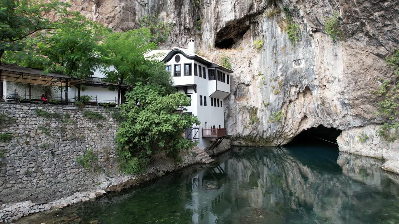 alojamiento debajo de una roca