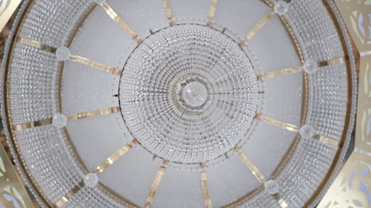 큰 크리스탈 들리어