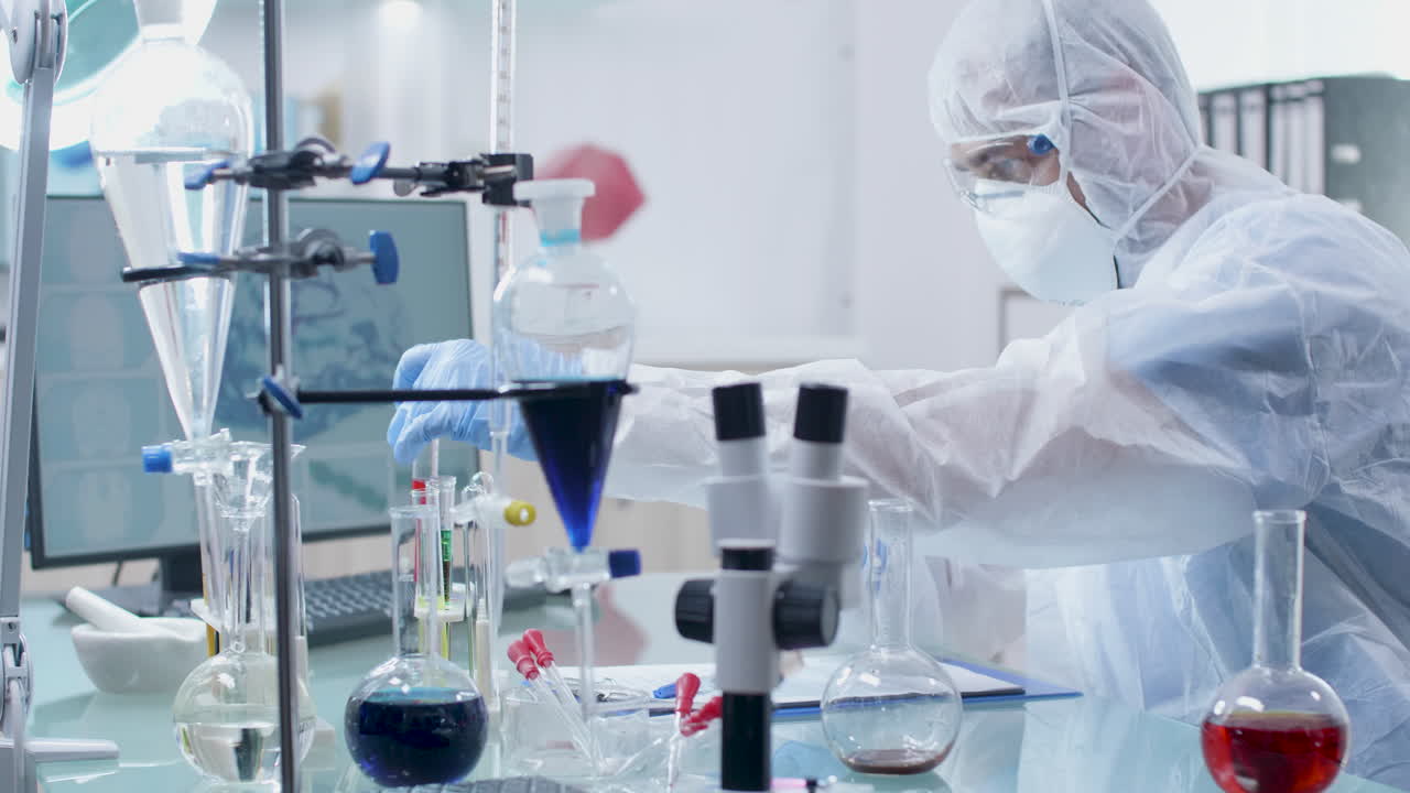 científico que lleva a cabo investigaciones en un laboratorio