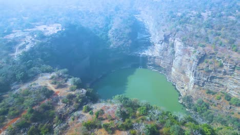 las cascadas rajdari y devdari se encuentran en el santuario de vida silvestre chandraprabha