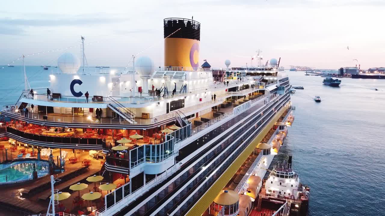 해가 지면 항구에 있는 크루즈 선박