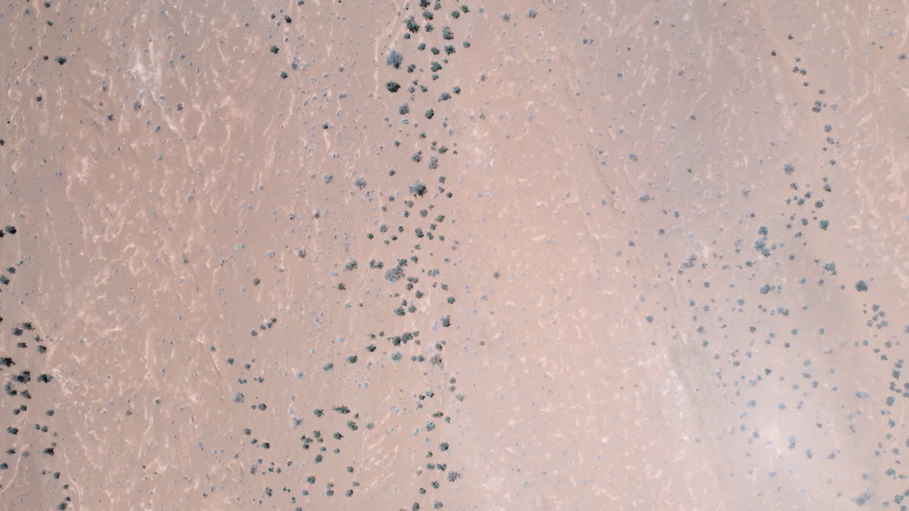 semidesierto de karoo en sudáfrica, los drones vuelan sobre tiro alto panorámico de abajo hacia arriba