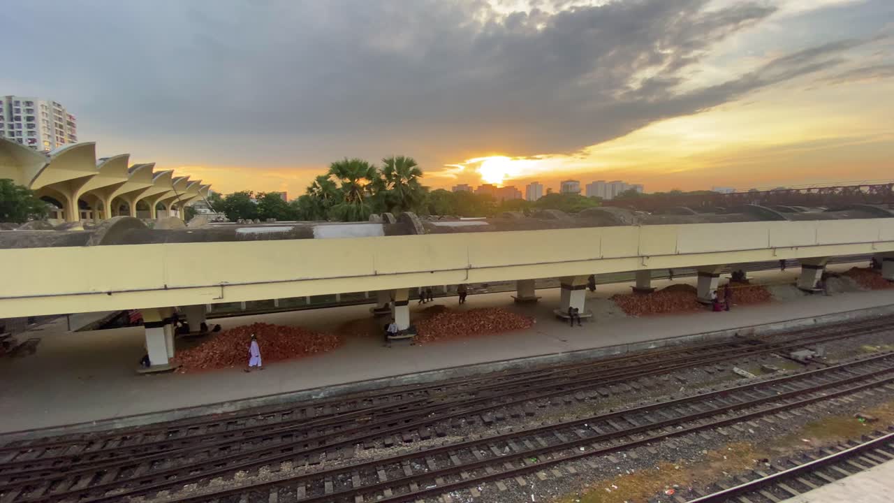 석양에 다카 시에 있는 카말라푸르 기차역의 설립자 보기, 팬 오른쪽