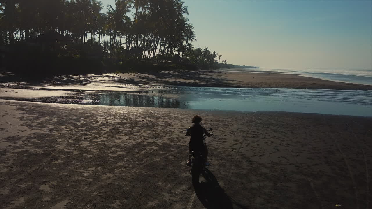 Giro in moto su una bellissima spiaggia tropicale