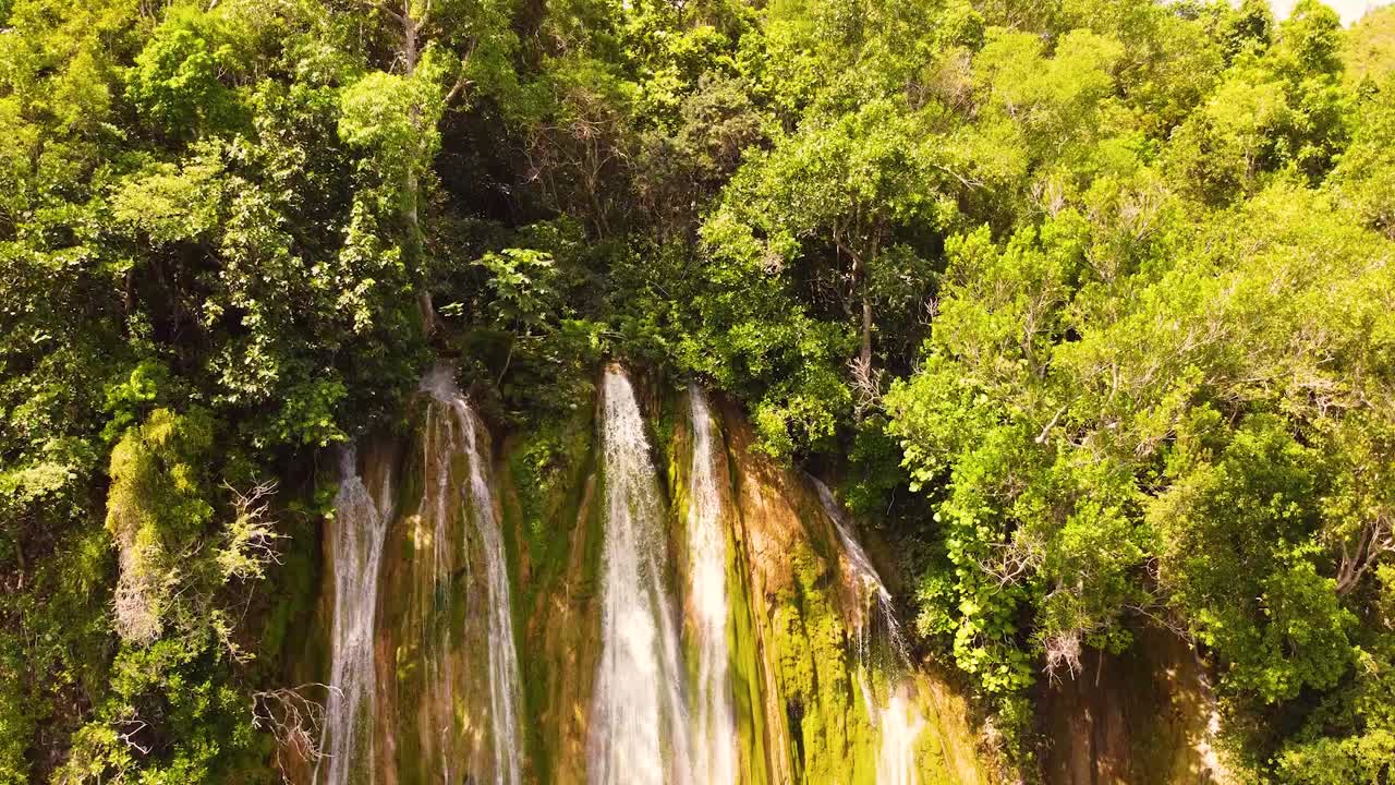 Vista ravvicinata in picchiata da drone della cascata del Limón, Repubblica Dominicana