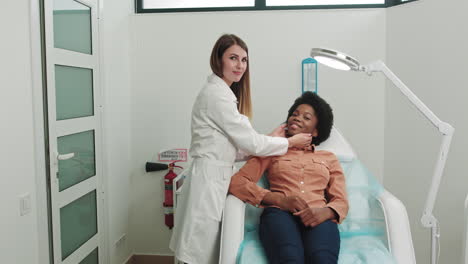 médico examinando o rosto de um paciente