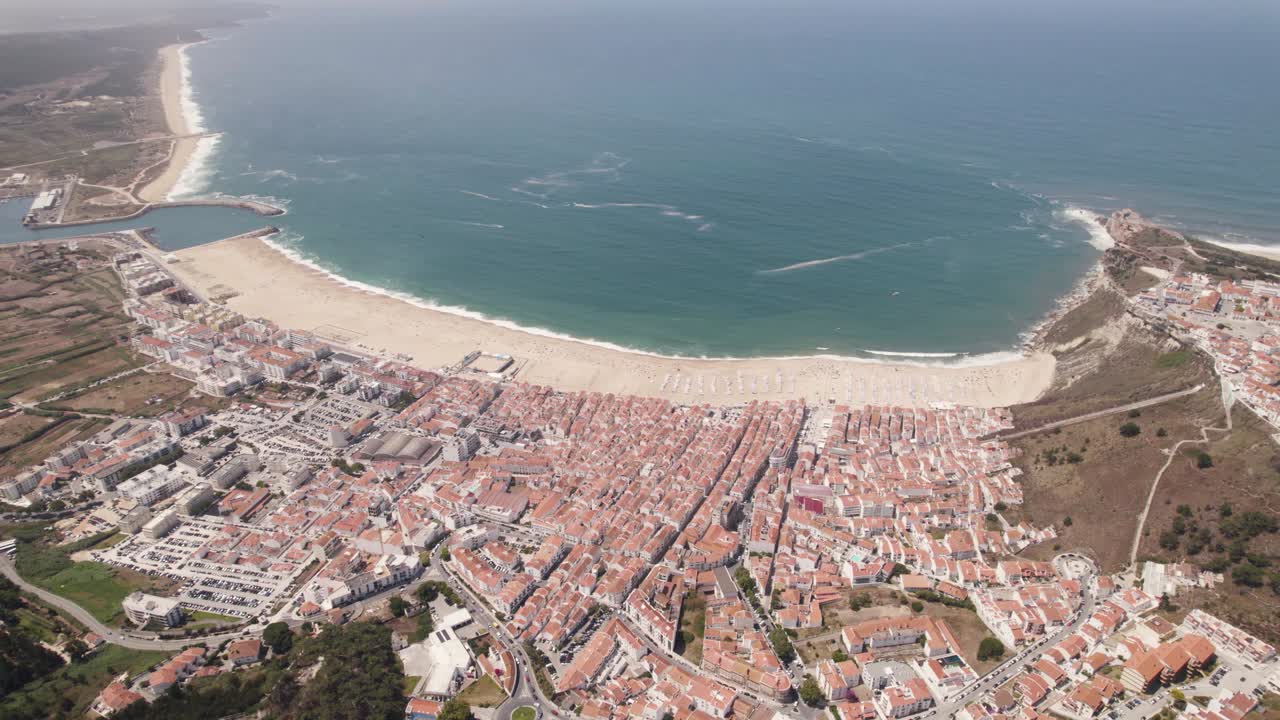 Ampia veduta aerea con drone del golfo di Nazarè e del paesaggio urbano, Portogallo