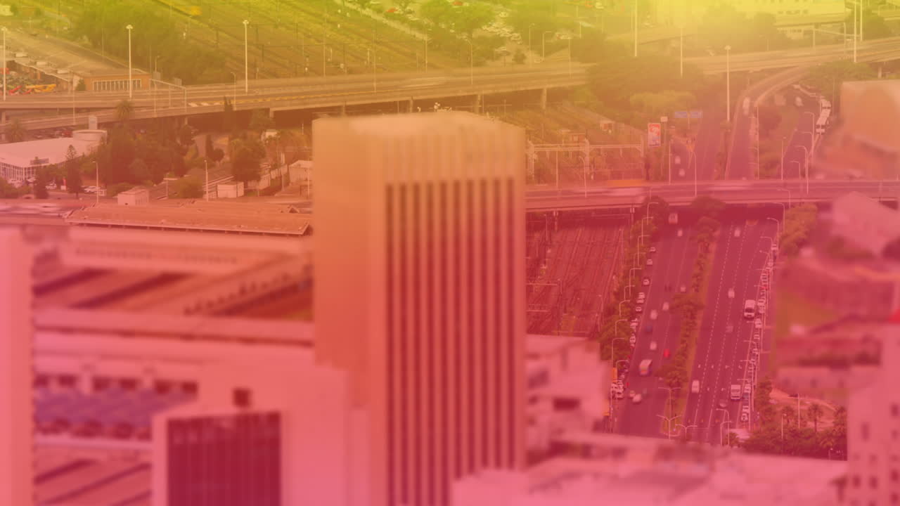 도시 풍경 위에서 노란색에서 분홍색으로 빨리 움직이는 도로 교통의 애니메이션
