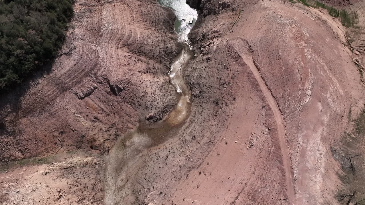 río seco en españa durante la temporada de sequía, vista aérea de drones