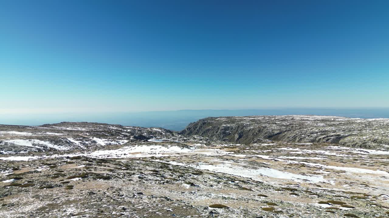 세라 다 에스트렐라(serra da estrela)의 겨울 풍경, 바위 언덕 사이의 얼어붙은 석호의 공중 오름차순