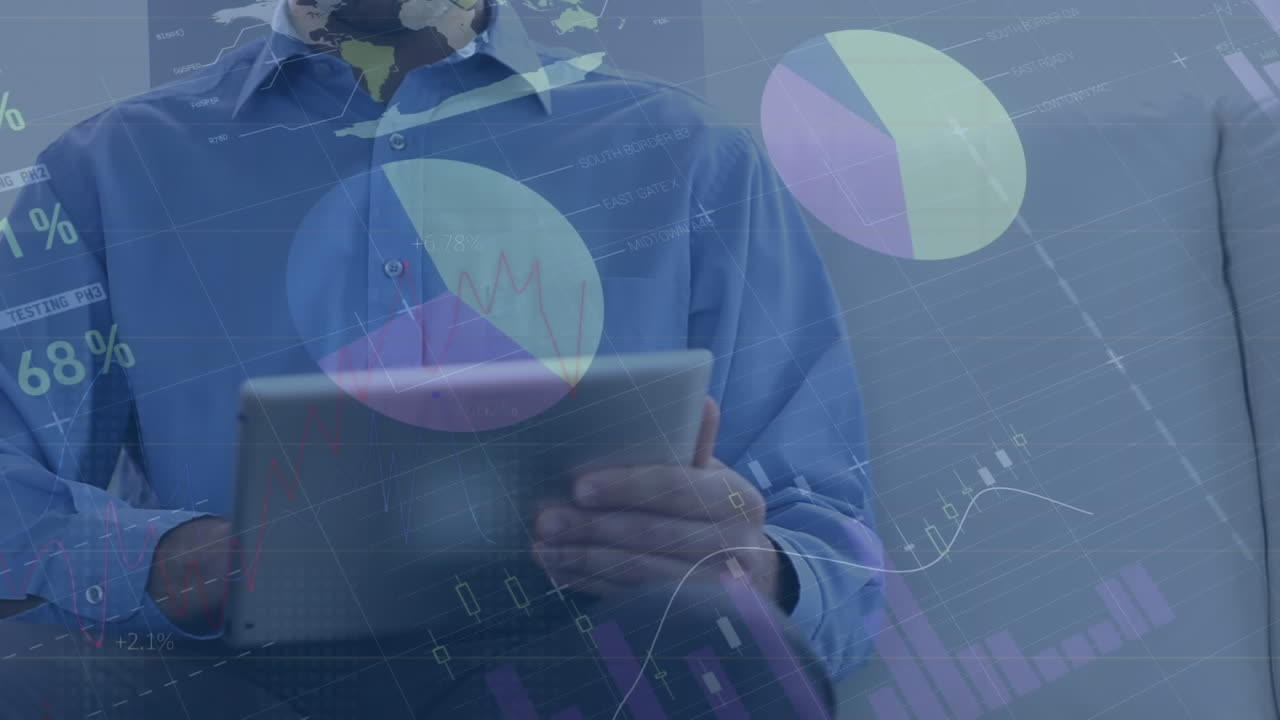 animación de procesamiento de datos estadísticos contra hombre caucásico usando tableta digital en la oficina.