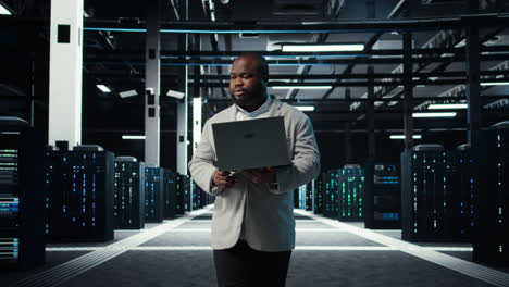 vertical video programmer in data center using laptop, testing equipment failover scenarios