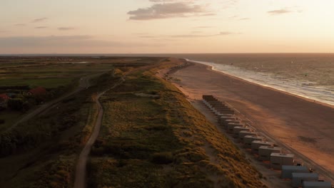 domburg 的海灘在夏天的日落時