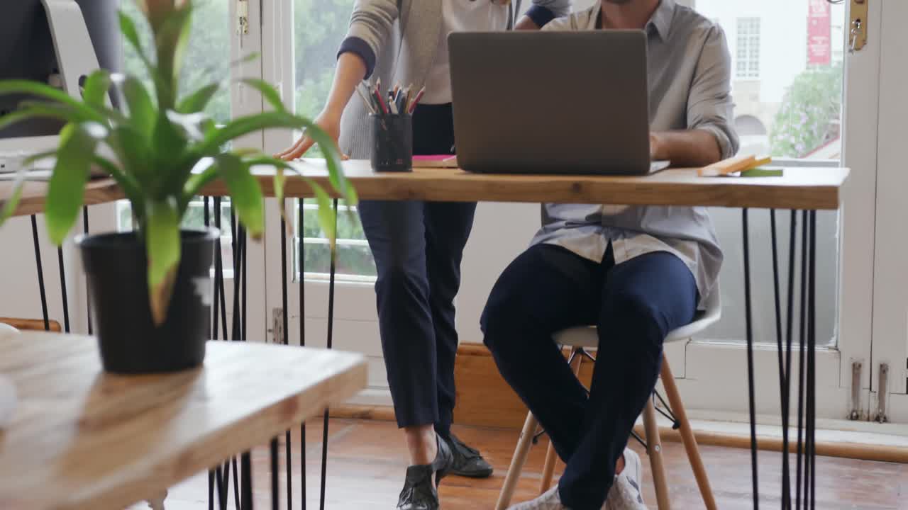 profissionais criativos da geração do milénio a trabalhar num escritório criativo