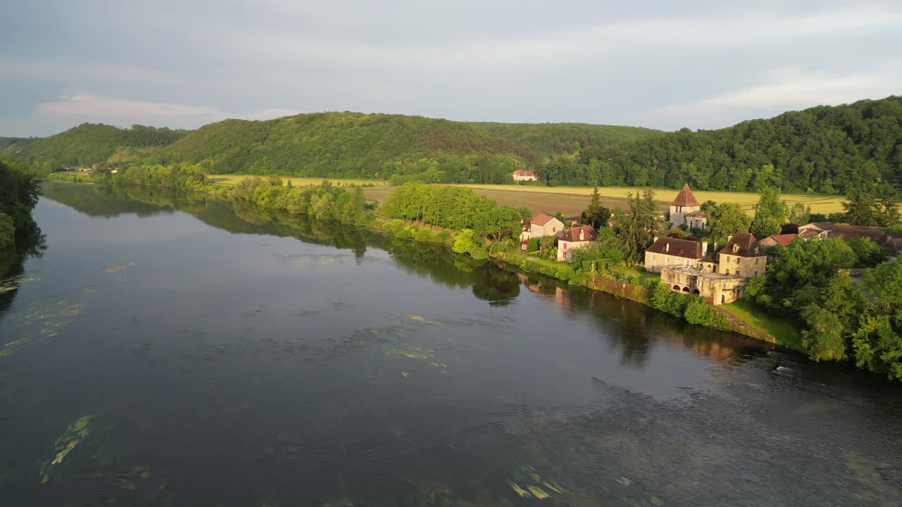 drone de panorámica lenta, aéreo sobre el río dordogne, hora de oro