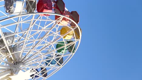 Ferris-wheel-riding-in-amusement-park-on-sunny-day