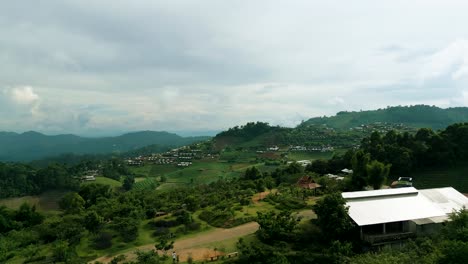 imágenes aéreas de naturaleza cinematográfica de 4k de un avión no tripulado volando sobre las hermosas montañas de mon jam junto a chiang mai, tailandia en un día soleado