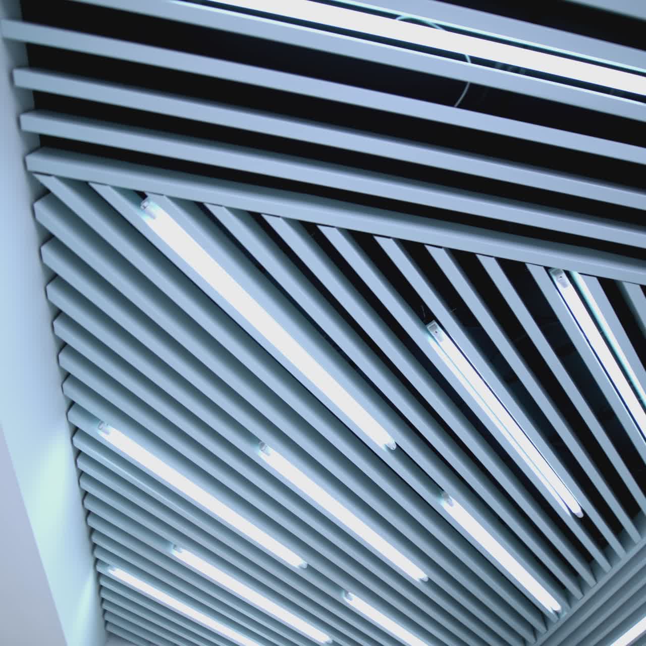 Soffitto bianco con illuminazione nella stanza. Luci a soffitto progettate su misura per un edificio commerciale.