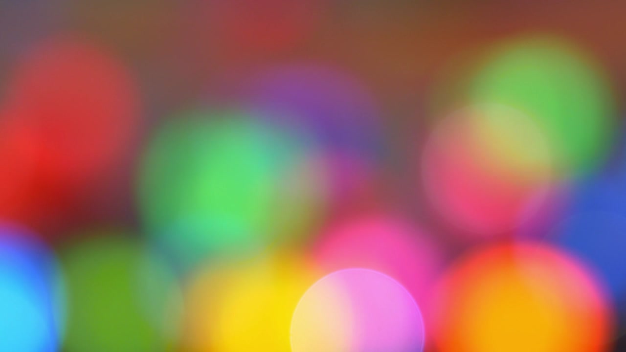 배경은 다채로운 흐릿한 빛의 보케가 돌아다니고 있습니다.