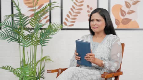 Mujer-India-Pensativa-Leyendo-Un-Libro