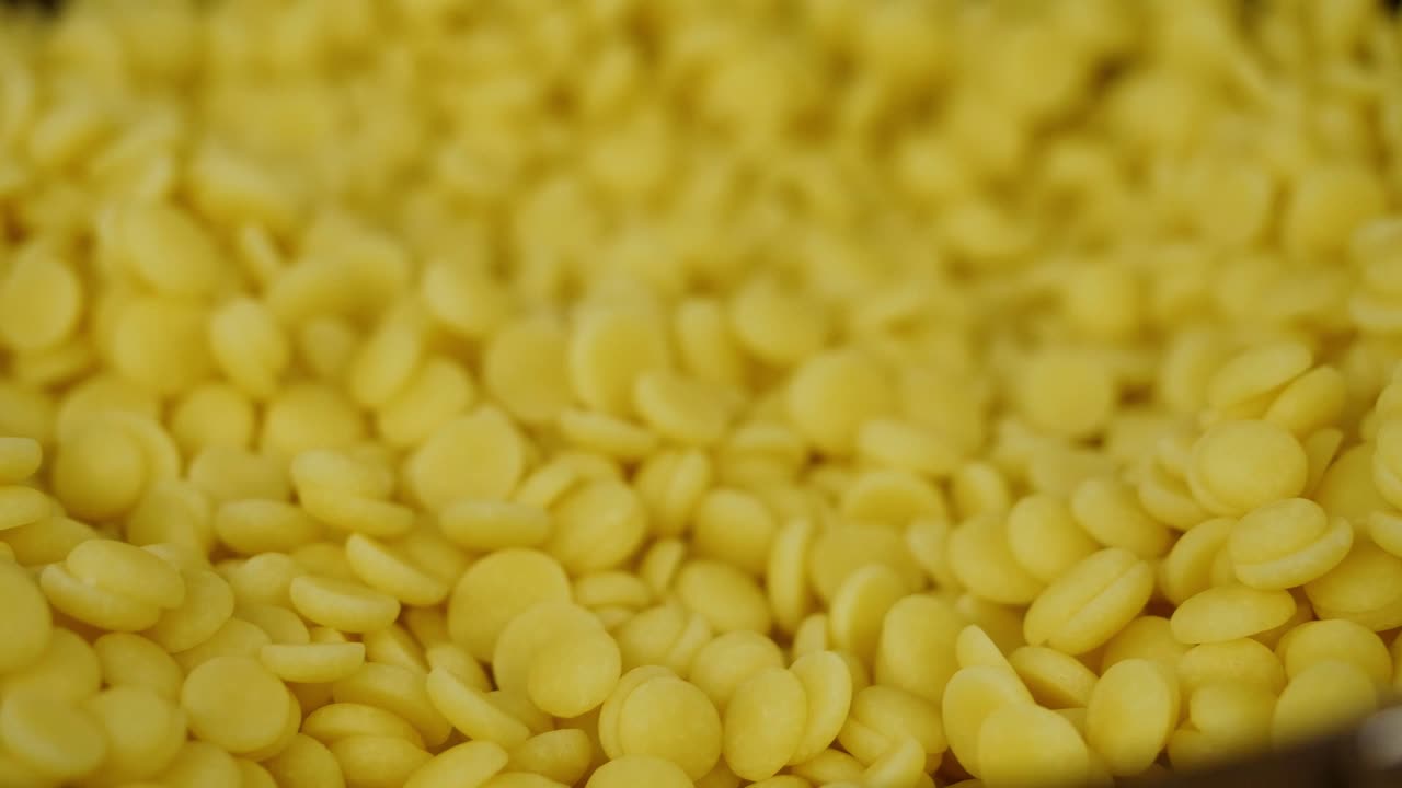 노란색 사탕 어리 더미