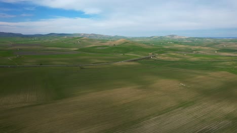 Grüne-Landschaft-Mit-Atemberaubenden-Feldern,-Gefilmt-In-Der-Wunderschönen-Provinz-Basilicata-In-Süditalien