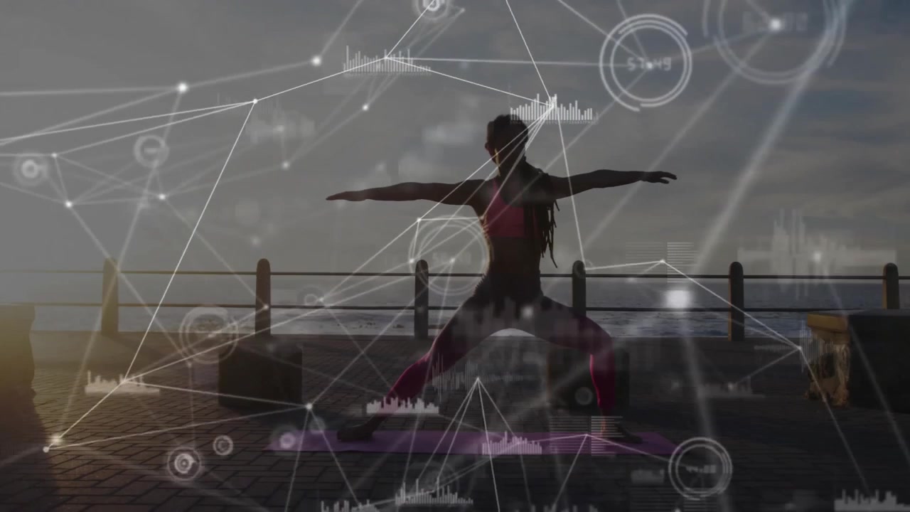 Kvinna anländer, rullar ut mattan och intar krigarposition II, med fitness-tekniköverlägg som kartlägger biomekanik.