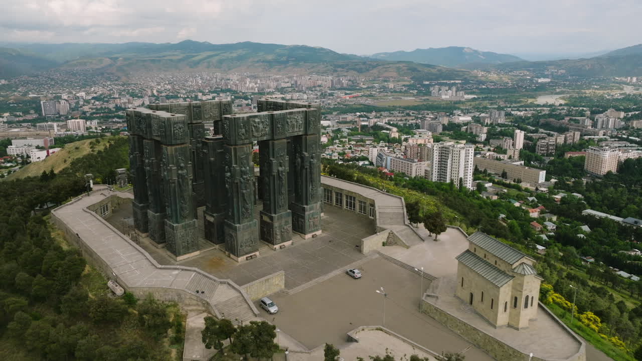 crónica masiva del monumento del pilar de piedra de georgia sobre la ciudad de tbilisi