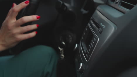 Frau-Schaltet-Mit-Der-Hand-Die-Klimaanlage-Im-Auto-Ein