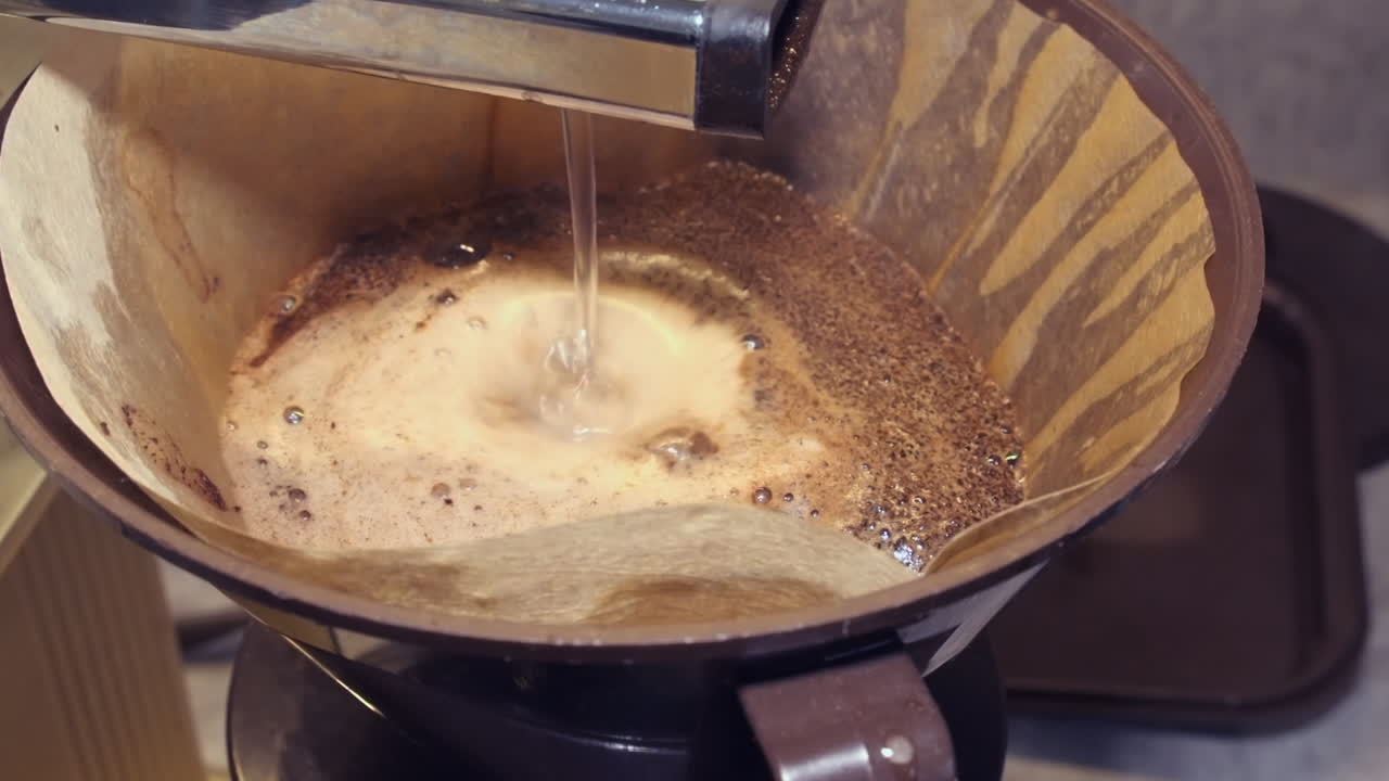 신선한 커피는 비에 여, 뜨거운 물은 필터의 땅에 부어