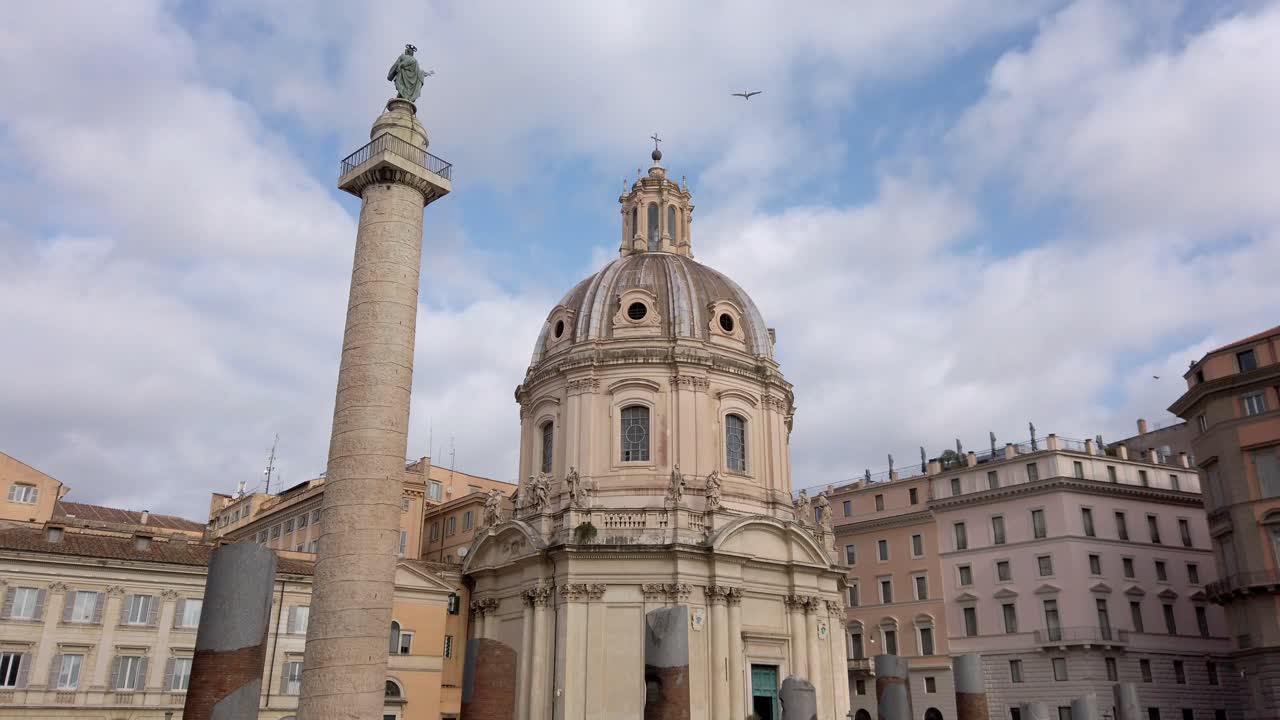 트라야누스 포럼에서 트라야누스 기둥과 성모 마리아의 교회에 대한 견해
