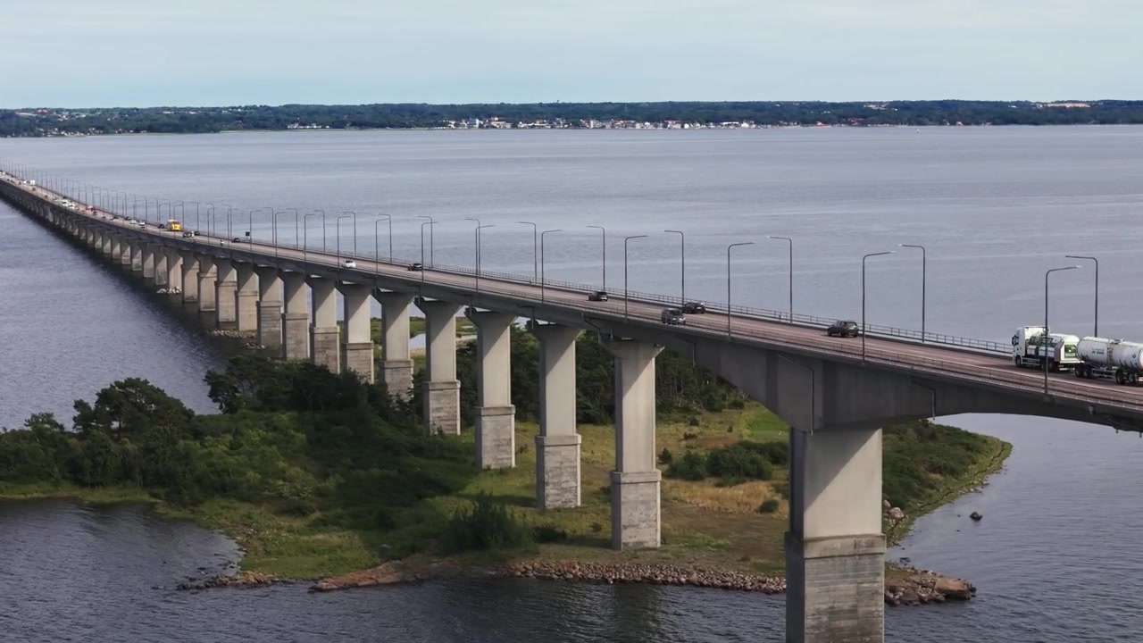 Ponte di Öland, camion, autobus, motocicletta e auto, giorno d'estate (1 di 2)