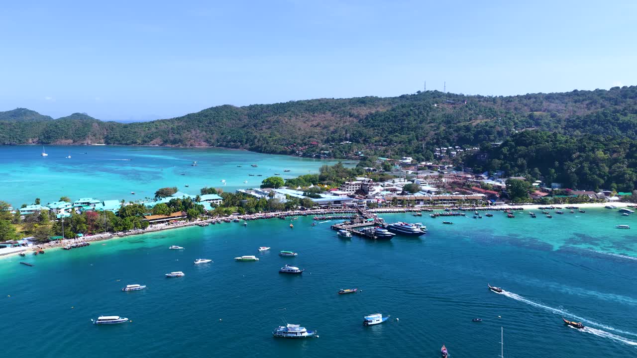 Inquadratura aerea dall'alto di una baia di un'isola tropicale con acqua turchese e sabbia bianca