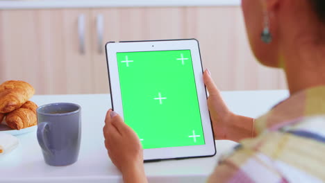 gesto de la mano en la tableta con pantalla verde