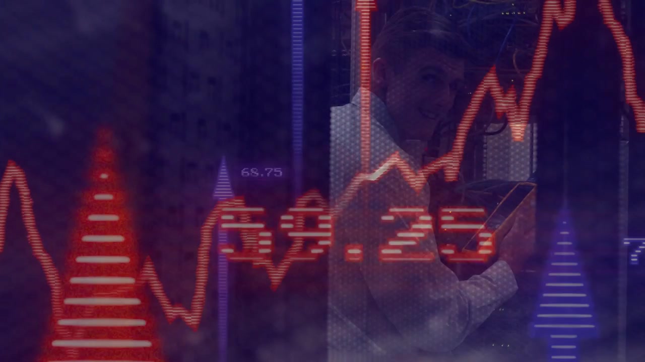 Teknisyen, tarayıcı test sistemlerini kullanarak modülü rafa yerleştirirken, teknoloji grafik katmanı harekete hizalanıyor.