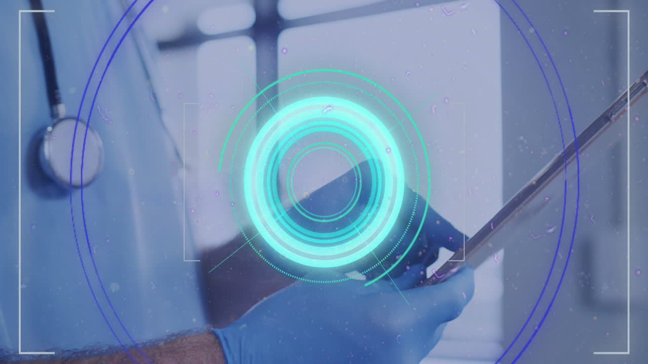 animación del procesamiento de datos sobre un médico masculino que usa una tableta