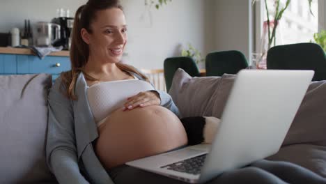 Pregnant-woman-has-video-call.