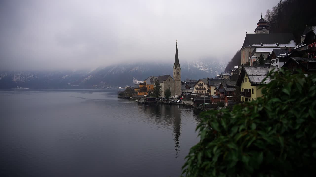 Klip filmet i Europa i Østrig fra byen Hallstatt, der ligger ved en sø.