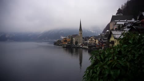 clip filmado en europa en austria desde un pueblo llamado hallstatt que está junto a un lago
