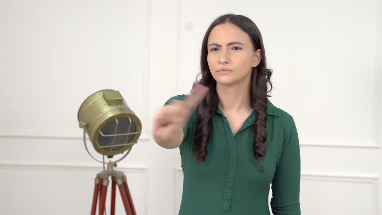 mujer india diciendo que no y deteniéndose